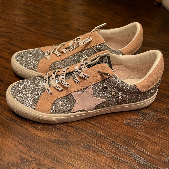 Vintage Havana Shoes - 🩵VINTAGE HAVANA WOMENS SILVER GLITTER CASUAL SHOES, Size 10